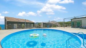 Bazén v ubytování Geojedo Pilos Ocean View Pension nebo v jeho okolí + 22 fotografií