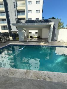 Swimmingpoolen hos eller tæt på Luxurious Apartment