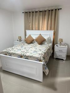 En eller flere senge i et værelse på Luxurious Apartment