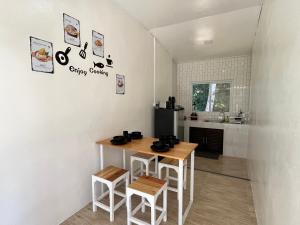 una cucina con un tavolo e sedie in una stanza di Ban Supattra a Ban Khlong Mat Altre 26 foto