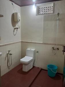 阿勒皮Anna's Heritage bungalow的一间带卫生间的浴室和墙上的一部电话