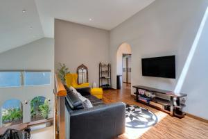 een woonkamer met een bank en een flatscreen-tv bij Momo Villa Bandung in Bandung