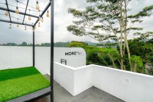 een kamer met uitzicht op het water bij Momo Villa Bandung in Bandung