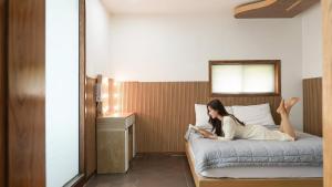 Giường trong phòng chung tại Gapyeong Rondavill Pension