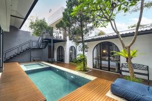 een binnenzwembad in de achtertuin van een huis bij Momo Villa Bandung in Bandung
