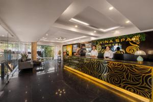 顺化Việt Nam Hotel的带有酒吧的酒店大堂