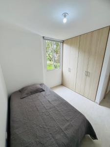 een slaapkamer met een groot bed en een raam bij Apartamento Mallorca in Mirolindo