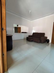 un soggiorno con un divano e un tavolo di Rancho Aconchego para seu lazer a Panorama