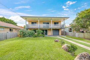 ein Haus mit einem Zaun und einem Hof in der Unterkunft 64 Bathurst Street in Elliott Heads