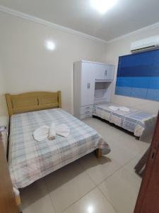 una camera con 2 letti e un frigorifero di Rancho Aconchego para seu lazer a Panorama