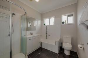 ein weißes Badezimmer mit Dusche und Toilette in der Unterkunft 64 Bathurst Street in Elliott Heads + 23 Fotos