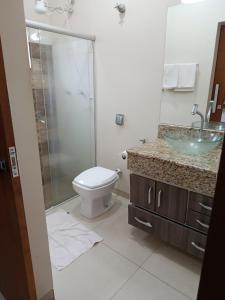 un bagno con wc e doccia in vetro di Rancho Aconchego para seu lazer a Panorama