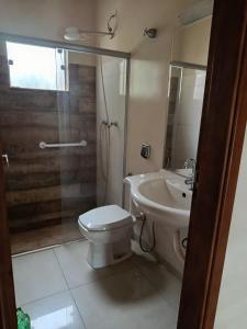 un bagno con doccia, WC e lavandino di Rancho Aconchego para seu lazer a Panorama Altre 12 foto