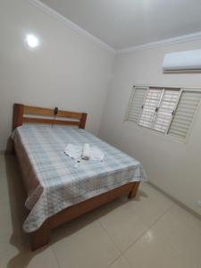 una piccola camera con un letto e due finestre di Rancho Aconchego para seu lazer a Panorama