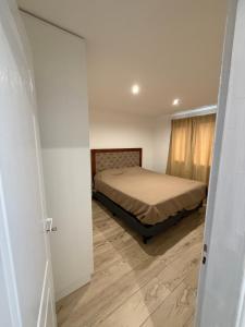 een slaapkamer met een bed en een schuifdeur bij Dpto lo de Bruno in Santa Clara del Mar