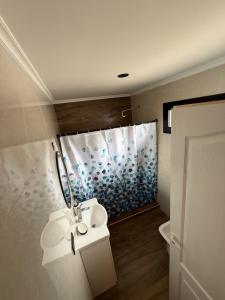 een badkamer met een wastafel en een douchegordijn bij Dpto lo de Bruno in Santa Clara del Mar +3 foto's
