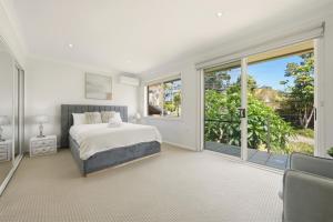 Una cama o camas en una habitación de Luxury 4BR Home with River Views at Kareela