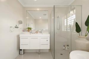 Un baño de Luxury 4BR Home with River Views at Kareela 43 fotos más