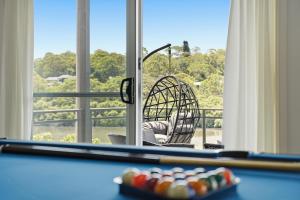 Una mesa de billar en Luxury 4BR Home with River Views at Kareela