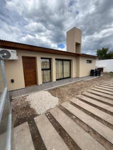 een huis met een trap ervoor bij Dpto lo de Bruno in Santa Clara del Mar