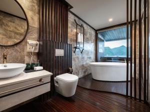 Et badeværelse på Amanda Luxury Cruise on Lan Ha Bay