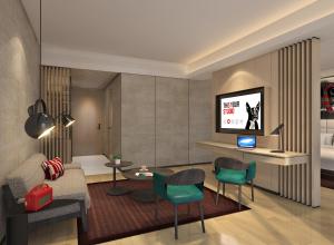 un soggiorno con un divano e una TV di Radisson RED Cebu Mandaue a Banilad