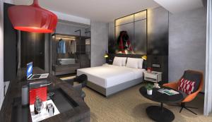 una camera da letto con un letto e una scrivania con un computer di Radisson RED Cebu Mandaue a Banilad