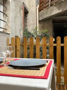 een houten tafel met een plaat erop bij Le Montagnard, Studio cosy, centre de Montbrison in Montbrison