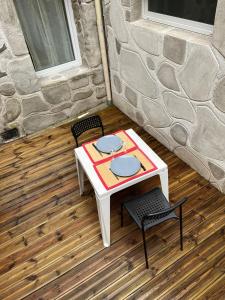 een tafel en twee stoelen op een terras bij Le Montagnard, Studio cosy, centre de Montbrison in Montbrison +12 foto's