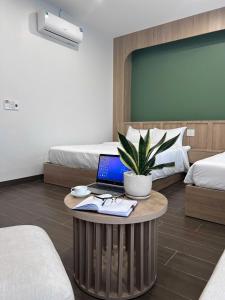 TV a/nebo společenská místnost v ubytování Hiden An Hotel