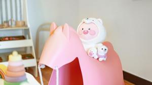 eine rosafarbene Figur einer Mutter mit ihrem Baby in der Unterkunft Chuncheon El Dorado Kid's Pension in Gapyeong + 1 Foto