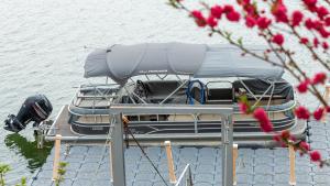 ein Boot, das mit einem Dock im Wasser verbunden ist in der Unterkunft Chuncheon El Dorado Kid's Pension in Gapyeong