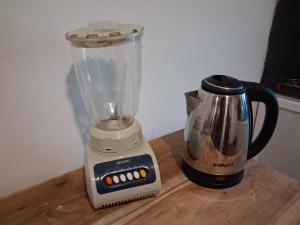 um liquidificador em cima de uma mesa de madeira em Mango Villa Hiriketiya em Hiriketiya