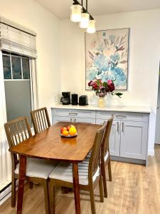 een eettafel met een fruitschaal erop bij Private Entire Guest Suite, 1 min to bus stops to Downtown and major attractions in Vancouver