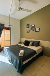 a bedroom with a large bed with a ceiling fan at Sol Colonial in Santo Domingo