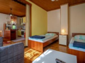 En eller flere senge i et værelse på Holiday House Briški