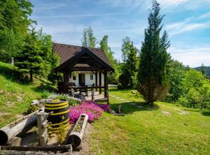 En have udenfor Holiday House Briški