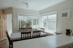 a kitchen and dining room with a table and chairs at Sweet on Sutton in Richmond