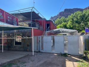 Cảnh núi rừng hoặc tầm nhìn ra núi từ nhà trọ