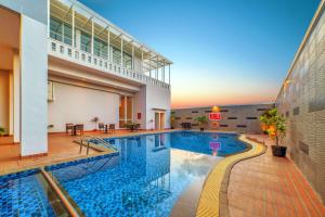 Bazén v ubytování favehotel Bitung nebo v jeho okolí