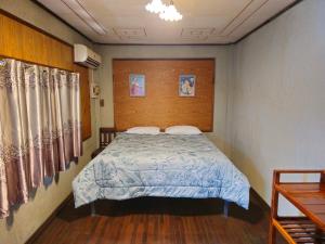 een slaapkamer met een bed in een kamer bij The Florist Ayutthaya in Phra Nakhon Si Ayutthaya