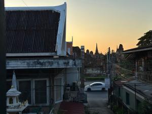 een auto die door een straat rijdt in een stad bij The Florist Ayutthaya in Phra Nakhon Si Ayutthaya