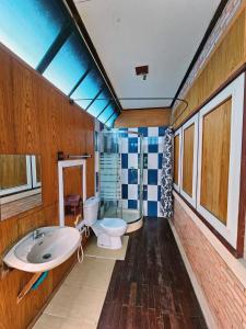 een badkamer met een wastafel en een toilet bij The Florist Ayutthaya in Phra Nakhon Si Ayutthaya