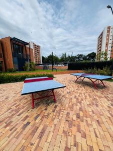 twee pingpongtafels op een stenen terras bij Apartamento Mallorca in Mirolindo