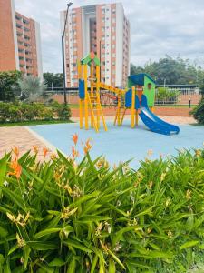 een speeltuin met glijbaan in een park bij Apartamento Mallorca in Mirolindo