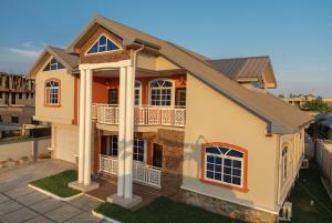 eine Luftansicht eines Hauses mit Balkon in der Unterkunft Glenwood Apartment in Amrahia