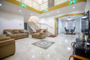 ein Wohnzimmer mit 2 Sofas und einem Klavier in der Unterkunft Glenwood Apartment in Amrahia