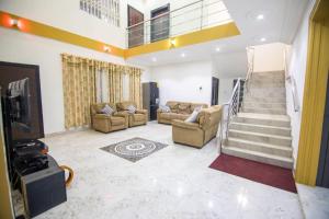 ein Wohnzimmer mit 2 Sofas und einer Treppe in der Unterkunft Glenwood Apartment in Amrahia + 7 Fotos