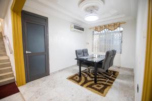 ein Esszimmer mit einem schwarzen Tisch und Stühlen in der Unterkunft Glenwood Apartment in Amrahia