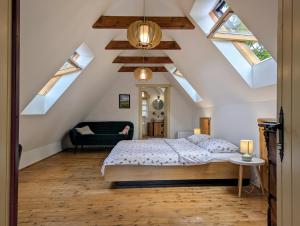 En eller flere senge i et værelse på The Village Cottage